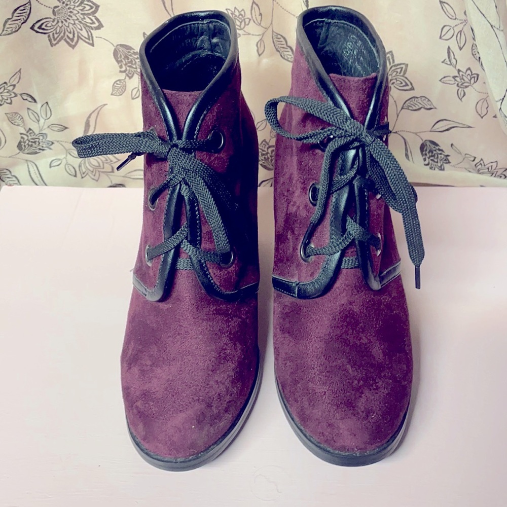 Adorable burgundy suede boot